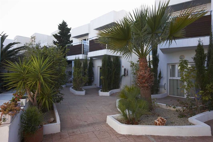 Imagen de los exteriores del Hotel Mc San José. Foto 8