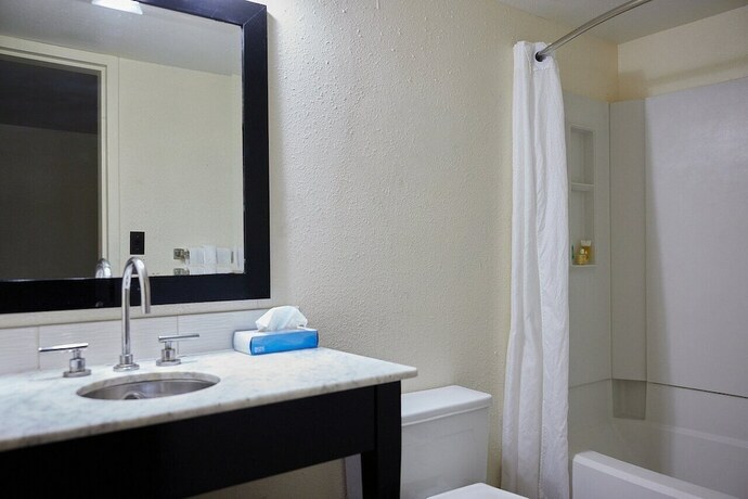 Imagen general del Hotel Mclure Inn And Suites. Foto 1