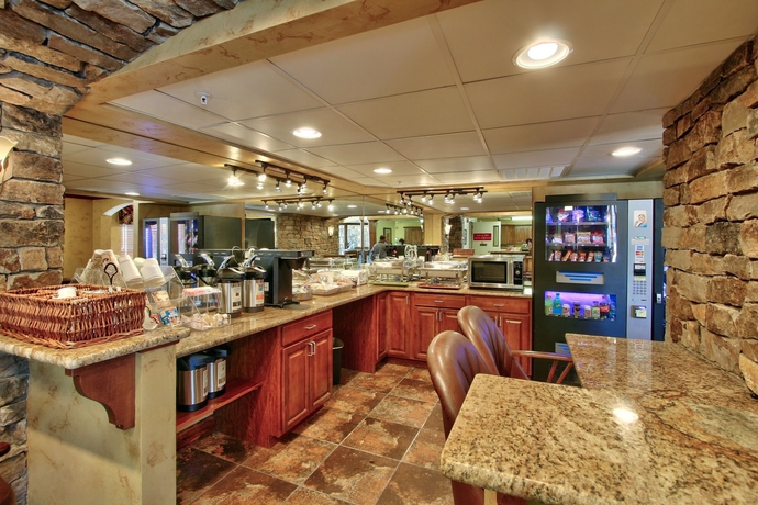 Imagen del bar/restaurante del Hotel Mcm Elegante Suites. Foto 3