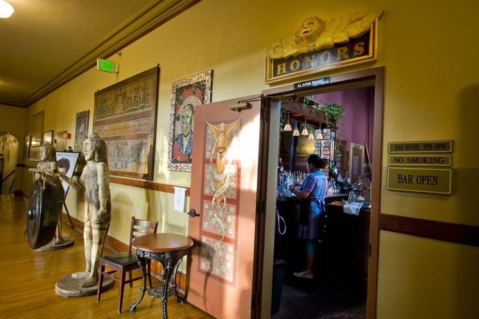 Imagen de los exteriores del Hotel Mcmenamins Kennedy School. Foto 12