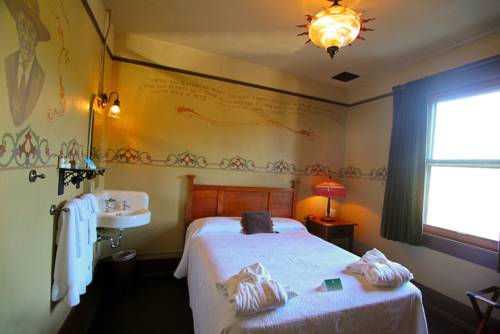 Imagen de la habitación del Hotel Mcmenamins Olympic Club. Foto 4