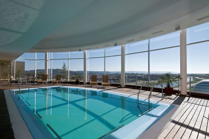 Imagen de la piscina del Hotel Mds Concepci&oacute;n. Foto 13