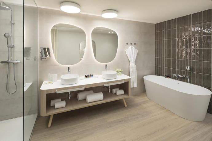 Imagen de la habitación del Hotel Me Sitges Terramar. Foto 7