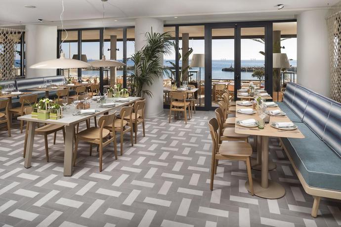 Imagen del bar/restaurante del Hotel Me Sitges Terramar. Foto 3