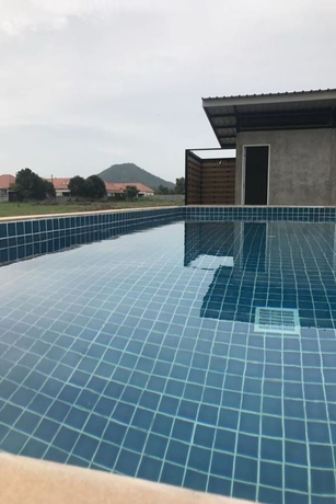Imagen de la piscina del Hotel Me and Tree Villa. Foto 17
