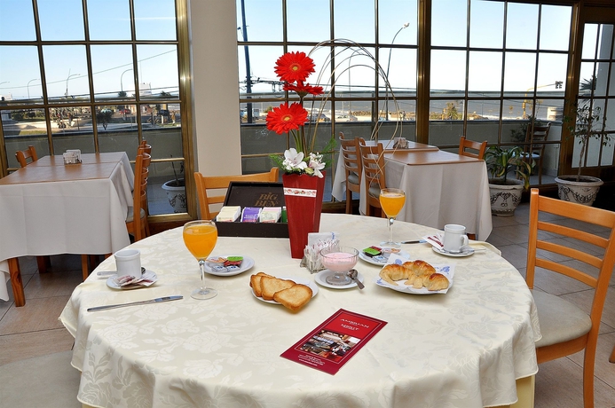 Imagen del bar/restaurante del Hotel M&eacute;rit Mar Del Plata. Foto 4