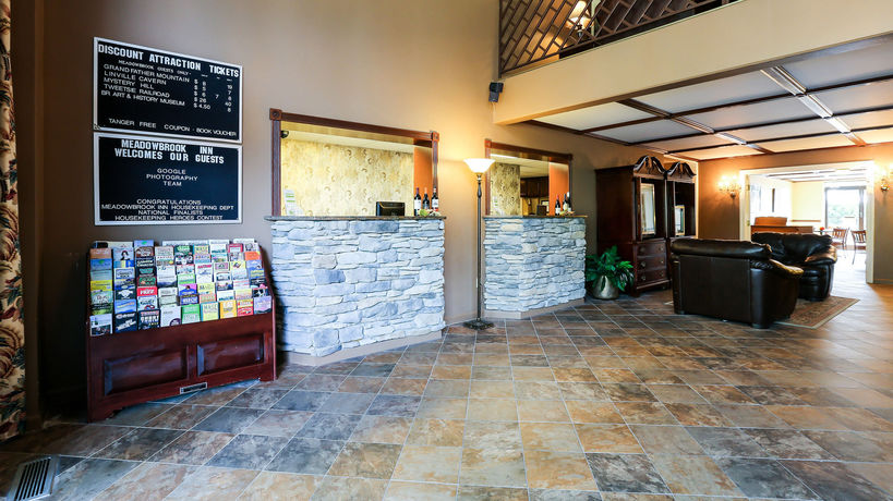 Imagen de los interiores del Hotel Meadowbrook Inn. Foto 9