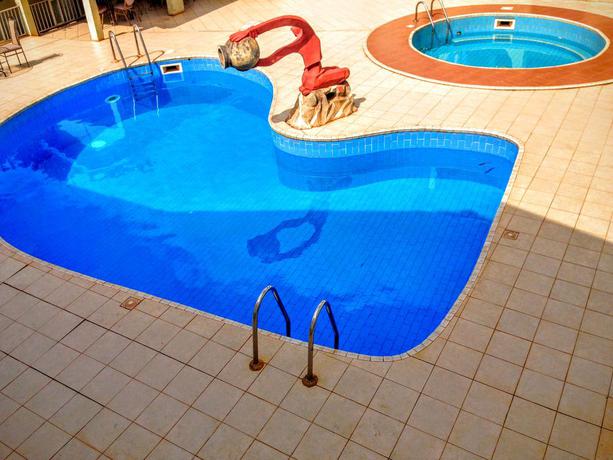 Imagen de la piscina del Hotel Meaglent. Foto 15