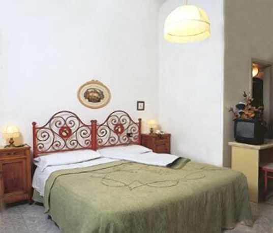 Imagen de la habitación del Hotel Mearini. Foto 6