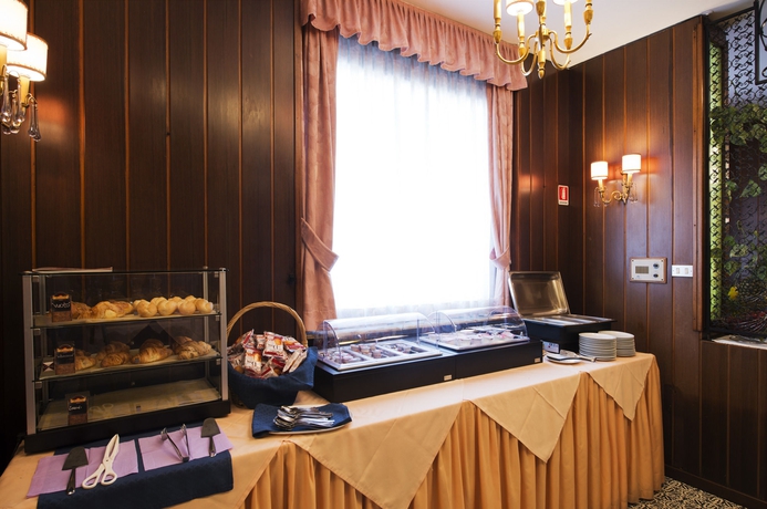 Imagen del bar/restaurante del Hotel Mec. Foto 9