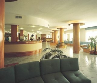 Imagen de los interiores del Hotel Medar - Holiday Village Alabirdi. Foto 7