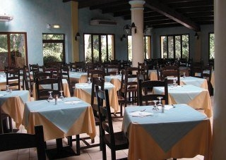 Imagen del bar/restaurante del Hotel Medar - Holiday Village Alabirdi. Foto 4