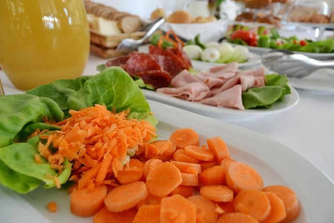 Imagen del bar/restaurante del Hotel Medea Beach Resort. Foto 3