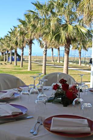 Imagen del bar/restaurante del Hotel Medea Beach Resort. Foto 4