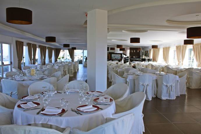 Imagen del bar/restaurante del Hotel Medea Beach Resort. Foto 5