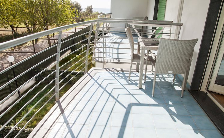 Imagen de la habitación del Hotel Medea Beach Resort. Foto 12