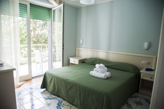 Imagen de la habitación del Hotel Medea Beach Resort. Foto 14