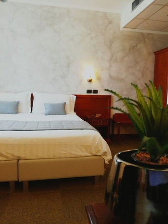 Imagen de la habitación del Hotel Medea. Foto 11