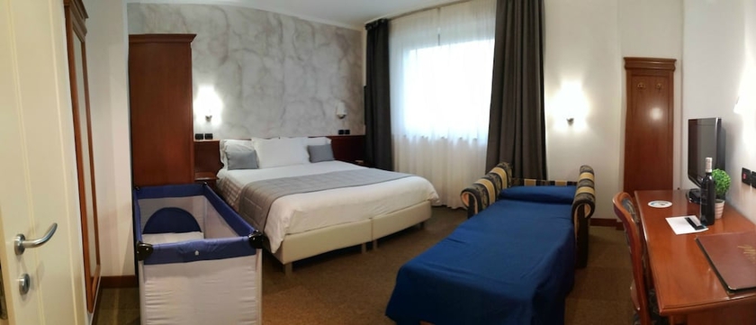 Imagen de la habitación del Hotel Medea. Foto 13