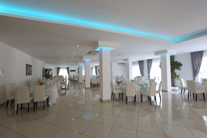 Imagen del bar/restaurante del Hotel Medea Resort. Foto 2