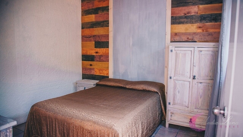 Imagen de la habitación del Hotel Media Luna. Foto 5