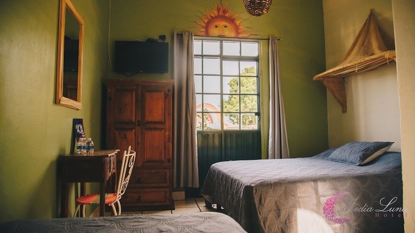 Imagen de la habitación del Hotel Media Luna. Foto 7