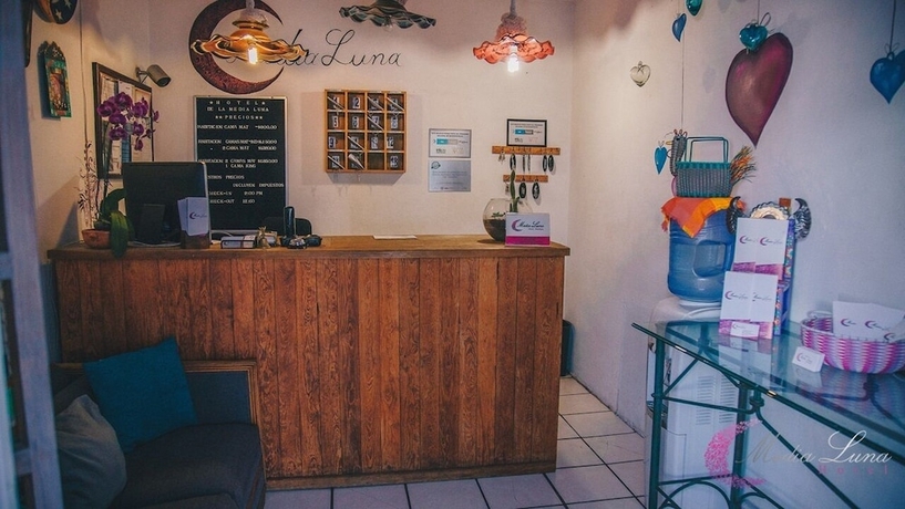 Imagen de los interiores del Hotel Media Luna. Foto 19