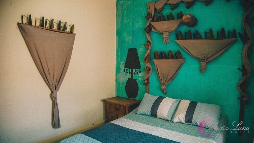 Imagen de la habitación del Hotel Media Luna. Foto 9