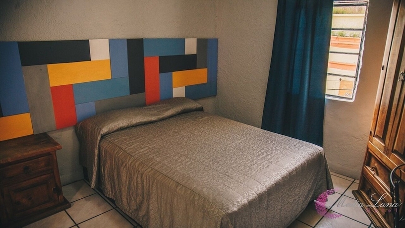 Imagen de la habitación del Hotel Media Luna. Foto 10