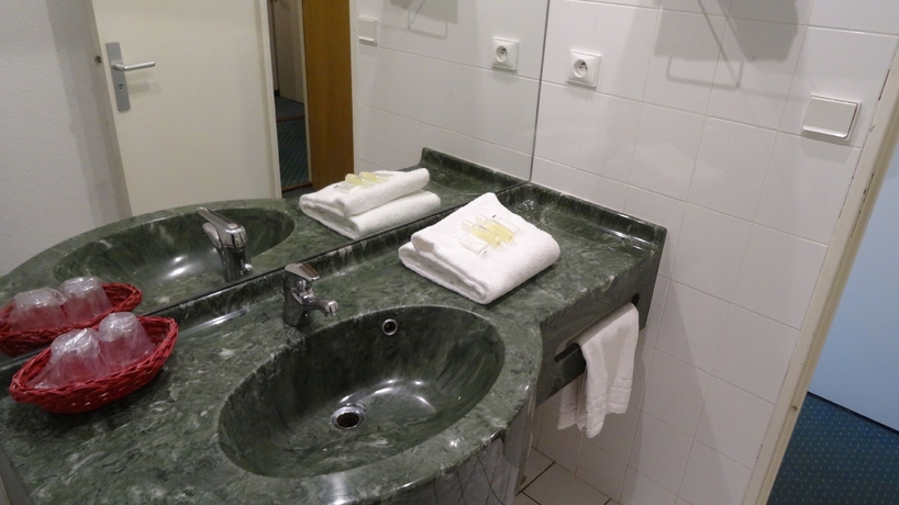 Imagen de la habitación del Hotel Median Geneve Aeroport. Foto 6