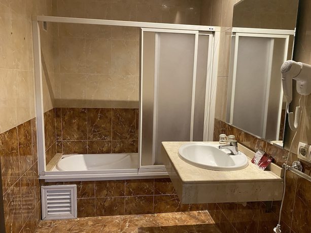 Imagen de la habitación del Hotel Medina Centro. Foto 10