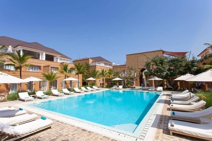 Imagen de la piscina del Hotel Medina Palms. Foto 16