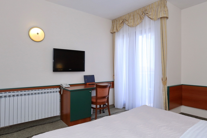 Imagen de la habitación del Hotel Mediteran. Foto 7