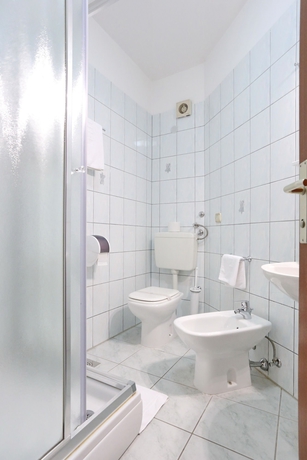 Imagen de la habitación del Hotel Mediteran. Foto 14