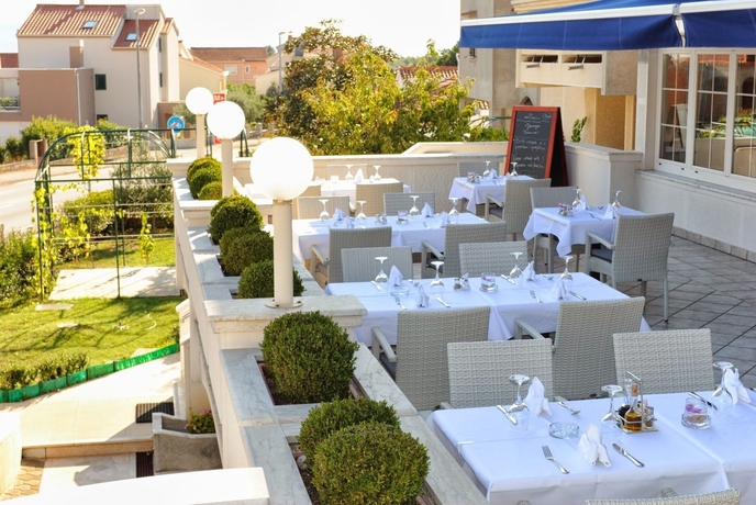 Imagen del bar/restaurante del Hotel Mediteran. Foto 5