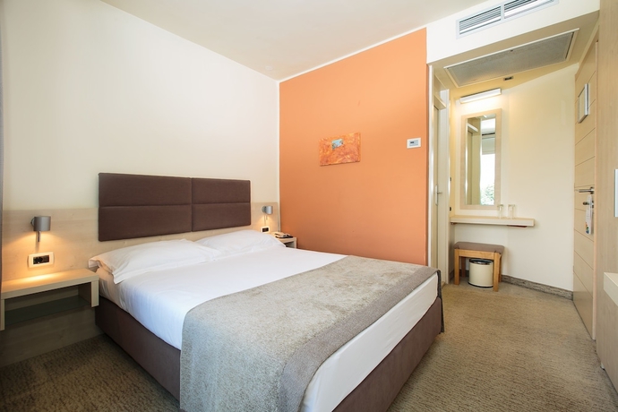 Imagen de la habitación del Hotel Mediteran Plava Laguna. Foto 8