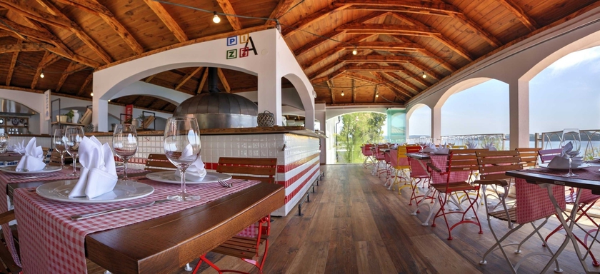 Imagen del bar/restaurante del Hotel Mediteran Travel Mobile Homes Belvedere, Seget Vranjica. Foto 4