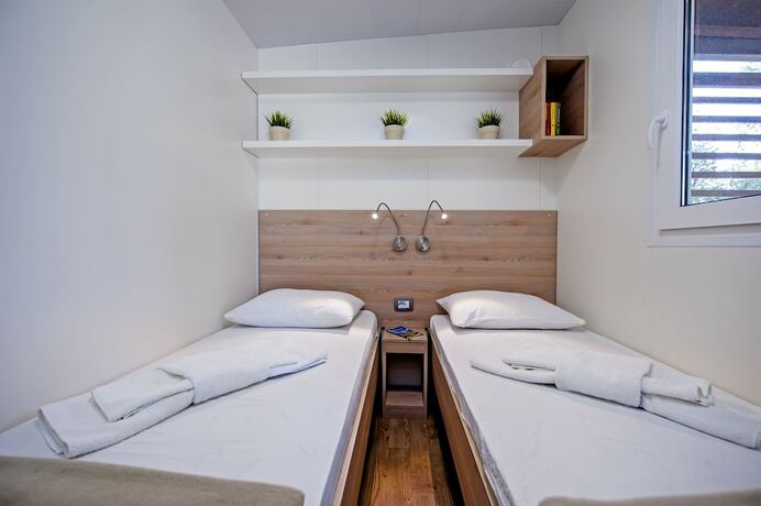 Imagen general del Hotel Mediteran kamp Mobile Homes in Camping Klenovica. Foto 3