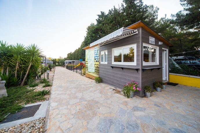 Imagen de los interiores del Hotel Mediteran kamp Mobile Homes in Camping Ljutic. Foto 16