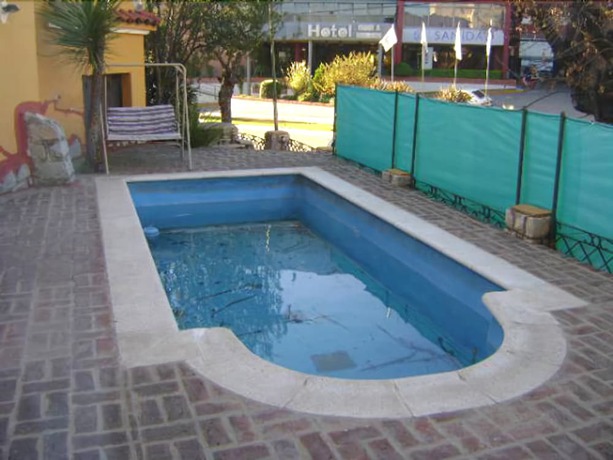 Imagen de la piscina del Hotel Mediterr&aacute;neo, LA FALDA. Foto 20