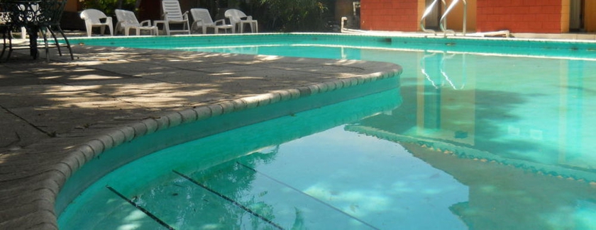 Imagen de la piscina del Hotel Mediterráneo Plaza. Foto 15