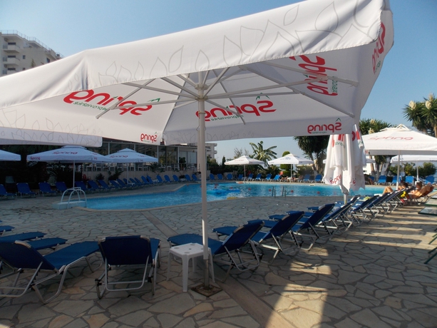 Imagen de la piscina del Hotel Mediterrane. Foto 14