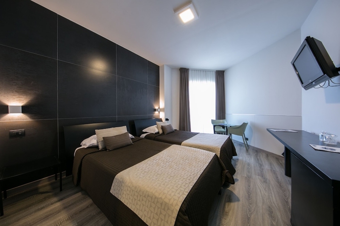 Imagen de la habitación del Hotel Mediterranea and Convention Center. Foto 10