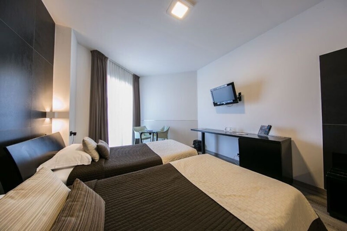 Imagen de la habitación del Hotel Mediterranea and Convention Center. Foto 11