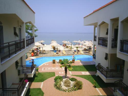Imagen de la habitación del Hotel Mediterranean Beach, Skala Rachoniou. Foto 9