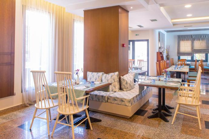 Imagen del bar/restaurante del Hotel Mediterranean Resort. Foto 3