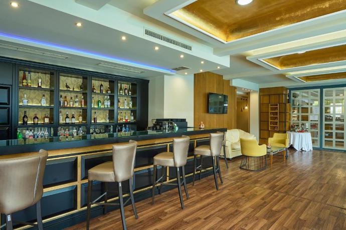 Imagen del bar/restaurante del Hotel Mediterranean Resort. Foto 6