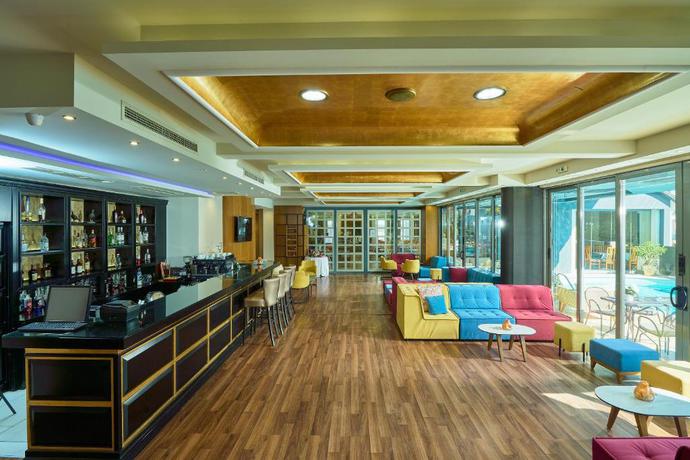 Imagen de los interiores del Hotel Mediterranean Resort. Foto 17