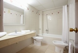 Imagen de la habitación del Hotel Mediterranean Suite. Foto 4