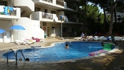 Imagen de la piscina del Hotel Mediterranean Suite. Foto 5